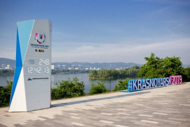 Krasnoyarsk, Rusya - 27 Haziran 2018: Yaz cityscape set of Yenisey Nehri ile hashtag ve XXIX Dünya Üniversiteler Kış Oyunları başlangıcı için geri sayım