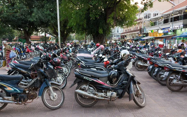 Siem Reap Cambodia Mart 2018 Moottoripyörien Mopojen Massapysäköinti Kadulla Kambodzhassa — kuvapankkivalokuva