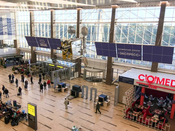 Krasnoyarsk, Rusya - 21 Eylül 2018: Sibirya, Rusya Krasnoyarsk şehirde yeni havaalanı terminal iç.