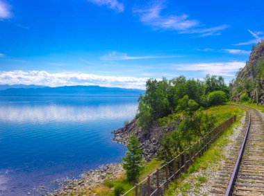 Trans-Sibirya Demiryolu bir bölüm olarak Baykal Gölü kıyılarında çevre-baykal demiryoluna parlak yaz peyzaj