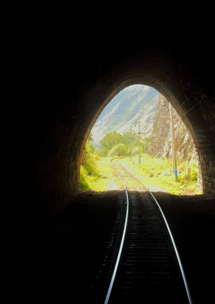 Brillante Escape Soleado Del Oscuro Túnel Montaña Piedra Vieja Ferrocarril — Foto de Stock