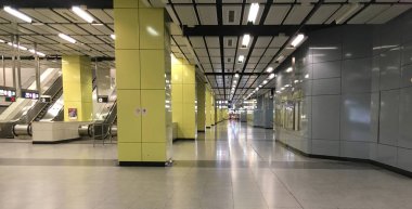 Hong Kong, Çin - 5 Ekim 2018: boş koridorlar ve metro istasyonu üzerinde yürüyen merdiven. Hong Hong metroda. MTR İstasyonu.