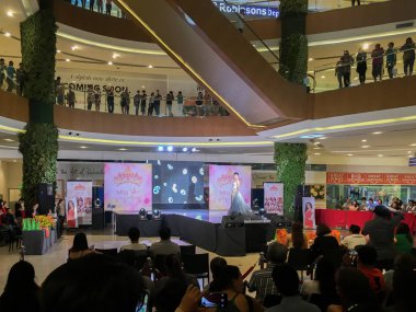 Cebu, Filipinler - 29 Eylül 2018: son yuvarlak Güzellik Yarışması Miss Silka Cebu 2018 Grand taç giyme töreni. Güzel kız-yarışmacı. Gece kıyafetleri içinde göster. İzleyiciler için ücretsiz giriş