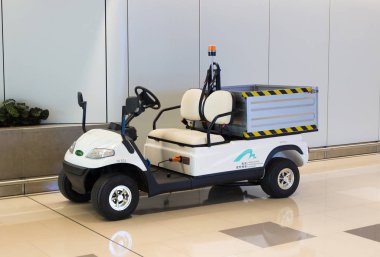 Hong Kong, Çin - 22 Eylül 2018: Hong Kong Uluslararası Havaalanı elektrik yarar golf arabası veya nakliye için-Bagaj ve kargo kapalı adamcağız araba beyaz