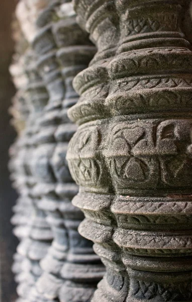 複雑な彫刻古代ウィンドウの列またはカンボジア シェムリ アップのアンコール ワット寺院の砂岩からの柱 選択と集中 の詳細については フラグメントの壁の歴史的な背景のための建物 — ストック写真