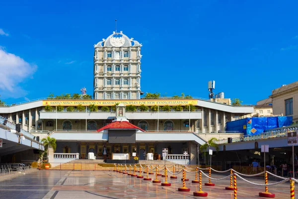 Cebu City, Filipinler - 29 Eylül 2018: Boş hac merkezi Basilica Minore del Santo Nino, Cebu City, Filipinler için kilise bahçesinde topraklarında daha fazla hayranları karşılamak
