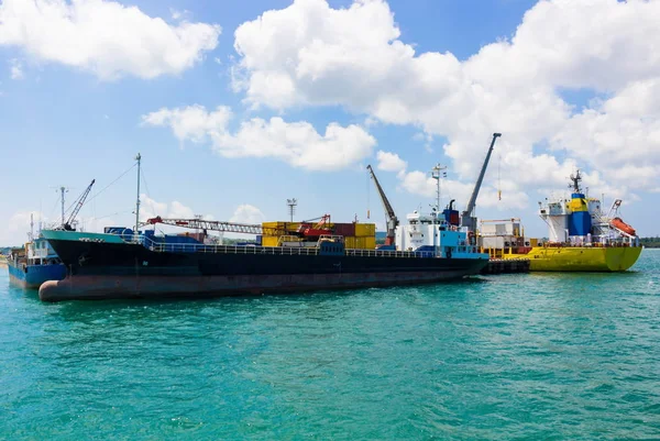 Und Entladen Von Containern Auf Kommerziellen Frachtschiffen Seehafen Einem Sonnigen — Stockfoto