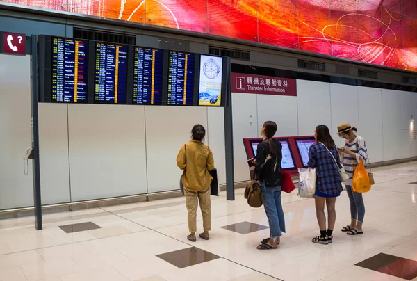 Hong Kong China September 2018 Passengers Looking Departures Board Airport — Stock Photo, Image