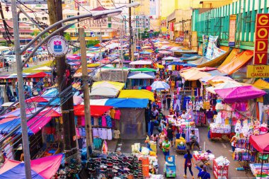 Manila, Filipinler - 24 Eylül 2018: Canlı kalabalık pazar mahallesinde Manila, Filipinler başkenti üstten görünüm. Çadır ve açık havada üzerinde çeşitli malların sokak satıcıları sahip kanalları