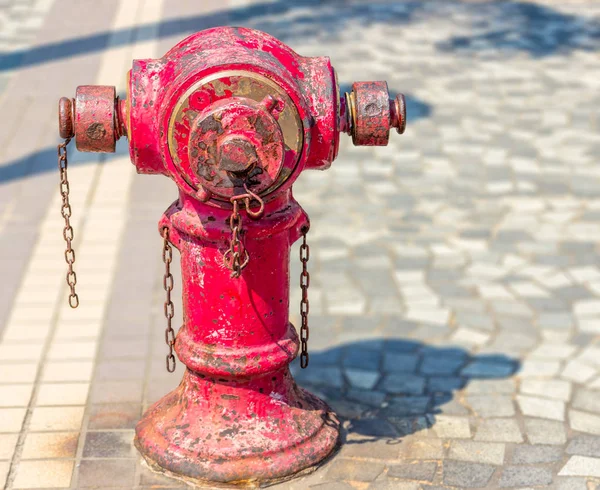 Typické Staré Červené Požární Hydrant Rezavé Řetězy Chodníku Městě Hong — Stock fotografie