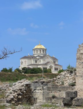 Sevastopol, Kırım Cumhuriyeti - 23 Haziran 2015: Harabeleri Chersonesus olduğunu 2500 yıl önce kurulmuş antik bir Yunan koloni ve modern St. Vladimir Katedrali neo Bizans Revival stil inşa edildi