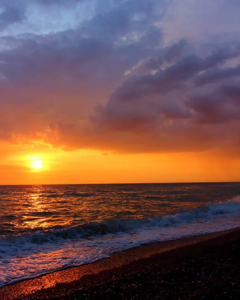 Geweldig Brandende Zonsondergang Zwarte Zee Het Strand Water Pebble Oever — Stockfoto
