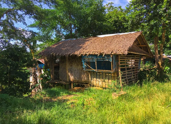 Cabane Bungalow Abandonné Vide Avec Toit Chaume Fait Feuilles Palmier — Photo