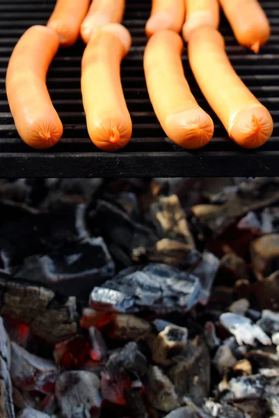 Salsichas Deliciosas Cozinhando Grelha Fritar Comida Com Carvão Fogo Festa — Fotografia de Stock