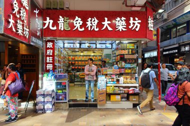 Hong Kong, Çin - 6 Ekim 2018: Geleneksel Çin tıbbı mağaza veya Çince herb ve Hong Kong meşgul ve kalabalık sokakta kozmetik ürünleri ile eczane Mağazası