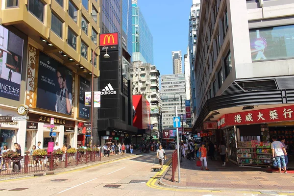 Hong Kong China Octubre 2018 Peatones Numerosos Anuncios Las Calles — Foto de Stock