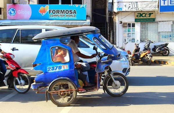 パラワン島 フィリピン 2018 三輪車バイク タクシーの乗客の街 モーター三輪車はとも安い一般的な手段交通とフィリピンの文化の象徴 — ストック写真