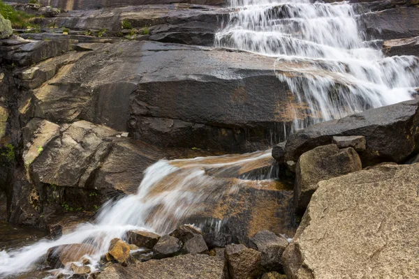 Kaskade Von Wasserfällen Auf Felsen Wasserfall Marmor Naturpark Ergaki Russland — Stockfoto