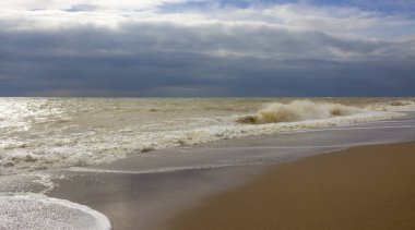 Fırtına deniz manzarası görünümünü. Sandy beach alacakaranlıkta bir fırtına sırasında. dalga deniz kıyısında çöküyor