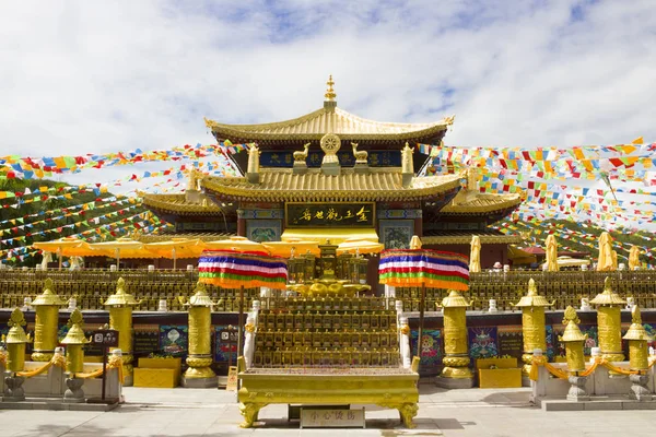 Banderas budistas de oración en China tempe —  Fotos de Stock