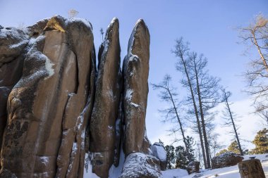 Tüyler Stolby doğa Sanctuary, Rusya, Sibirya, Krasnoyarsk.Winter arka plan şehir olarak adlandırılan bir kaya.