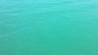 Arka plan doku için deniz suyu. Masmavi dalga deniz su yüzeyi üzerinde. Doğal zemin. Okyanus yüzeyinde ripples
