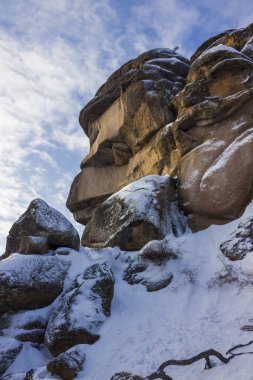 Kış görünümünde rock ayağı veya Stolby Rus sıkı ekolojik rezerv Stolby doğa kutsal şehir Krasnoyarsk yakınındaki dedesin. Kayalar onun dramatik kompleksleri için bilinen sitesi