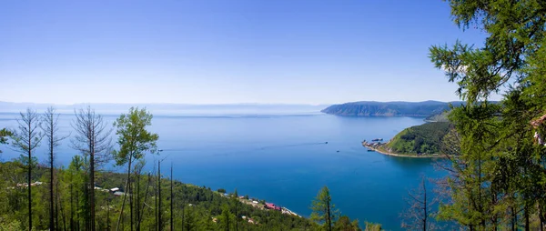 AWE görünümü kaynak Listvyanka köyünde Deniz Baykal, Angara Nehri üzerinde. Manzara üzerinde bağlantı noktası Baykal Dağları Chersky taş yaz. Angara Nehri akan Baykal Gölü, Sibirya, Rusya Federasyonu