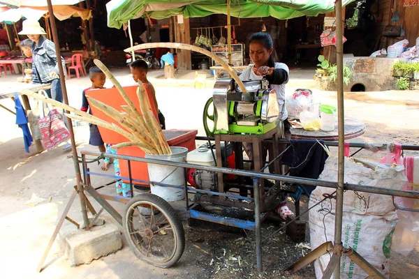 Siem Reap Kambodza Mart 2018 Sokeriruokomehua Manuaalista Konetta Käyttävän Naisen — kuvapankkivalokuva