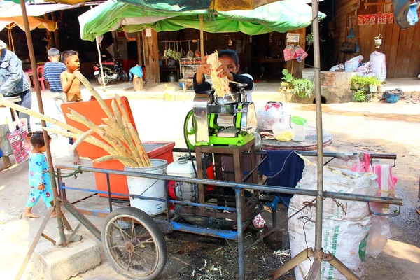 Siem Reap Camboya Mart 2018 Camboyana Usando Molino Rodillos Para — Foto de Stock