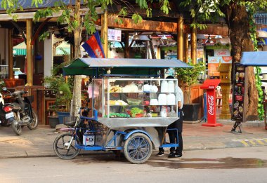Siem Reap, Kamboçya - Mart 22, 2018: Sokak satıcısına çorba ve erişte. Gerçek Asya sokak hayat.