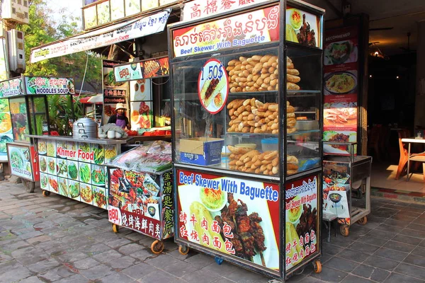 シェムリ アップ カンボジア 2018 マート ストリート貿易バゲットを串に牛肉のサンドイッチ カンボジアまたはクメール料理 ホットドッグのローカル バージョン — ストック写真