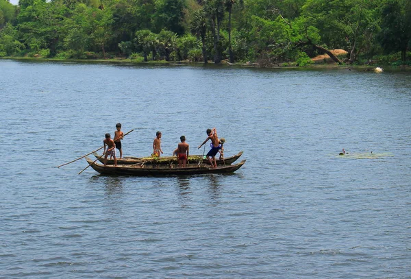 Siem Reap Camboja Março 2018 Grupo Meninos Asiáticos Flutuando Barcos — Fotografia de Stock