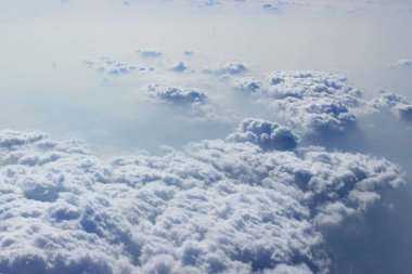Cennet gibi kabarık sütun bulutlar ve uçak penceresinden kalın peçe. Bulutların üstünde uçan. Soyut cennet arka plan. Özgürlük kavramı