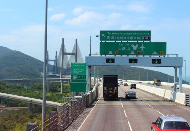 Hong Kong, Çin - 07 Ekim 2018: Pazar Trafik Hong Kong'daki Tsing Ma Bridge üzerinde. Hong Kong Uluslararası Havaalanı'nda yol. Köprü Mott Macdonald tarafından tasarlanmıştır.