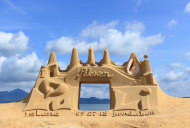 Honda bay, Filipinler - 27 Eylül 2018: pastoral bulutlar arka plan üzerinde sahilde kum kale. Lilu Adası Filipinler. Tropikal Adası Palawan Honda körfezde turistik geziler