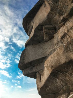 Portre Ded veya dedesi. Rock ayağı veya Rus sıkı ekolojik rezerv Stolby doğa kutsal şehir Krasnoyarsk yakınındaki Stolby. Kayalar onun dramatik kompleksleri için bilinen sitesi