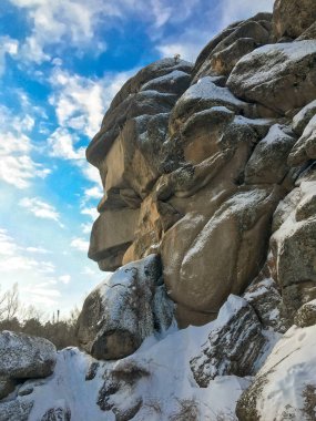 Dedesi veya Ded Stolby doğa Sanctuary, Rusya, Sibirya Krasnoyarsk şehir olarak adlandırılan bir kaya. Kış arka planda Sibirya tayga.