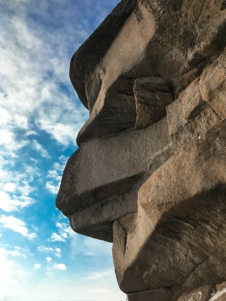 Portre Ded veya dedesi. Rock ayağı veya Rus sıkı ekolojik rezerv Stolby doğa kutsal şehir Krasnoyarsk yakınındaki Stolby. Kayalar onun dramatik kompleksleri için bilinen sitesi