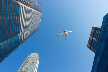 Uçan uçak cam gökdelen iş bölgesi Hong Kong yukarıda. Soyut cityscape modern yaşam hızla değişen. Aşağıdan görüntülendi