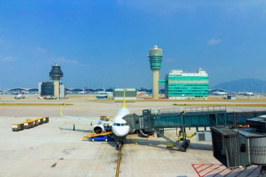 Hong Kong, Çin - 7 Ekim 2018: bir yolcu uçağı Hong Kong Uluslararası Havaalanı'nda rıhtım. Uçak havaalanında yatılı Köprüsü yakınlarında.