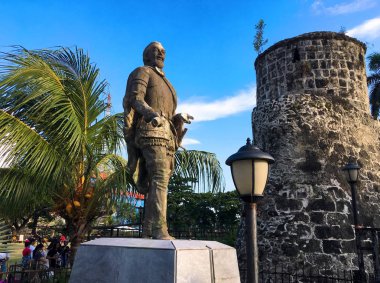Bir Cebu city, Filipinler - 29 Eylül, 2018: Miguel Lopez De Legazpi heykel yakınındaki Fort San Pedro. İspanyolca kolonizasyon kültürel miras.