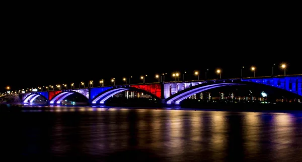 Luzes Noturnas Cidade Krasnoyarsk Paisagem Urbana Reflexão Iluminação Rua Ponte — Fotografia de Stock