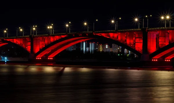 Vista Noturna Inverno Cidade Krasnoyarsk Ponte Comunal Através Rio Yenisei — Fotografia de Stock