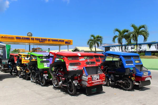 Tagbilaran Filipinas Septiembre 2018 Estacionamiento Triciclos Motorizados Taxi Esperando Pasajeros — Foto de Stock