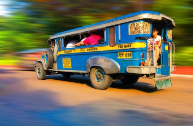 Manila, Filipinler - 24 Eylül 2018: Renkli tipik otobüs yolcuları, Türkiye ile Jeepney aşırı. Ulaşım kamu cheaped modu Filipinler sembolüdür. Seçici odak