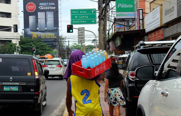 필리핀에서 필리핀 2018 체증에 거리에 냉장된 판매자가입니다 아시아 도시에서 생활입니다 — 스톡 사진