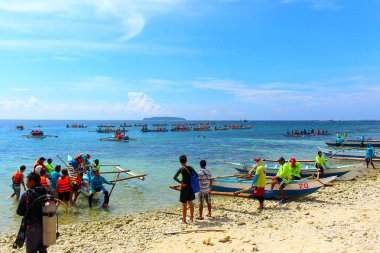 Oslob, Cebu, Filipinler - 2 Ekim 2018: Turist balina köpekbalıklarıyla yüzmek için bekleyen bir sakin deniz ortasında gemilerde. Dünyanın dört bir yanından gelen turistler arasında popüler cazibe.