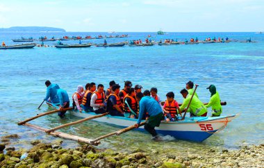Oslob, Cebu, Filipinler - 2 Ekim 2018: Kıyıya yakın bir grup Çinli turist yüzmek ve balina köpekbalığı izlemek için gidiyor. Dünyanın dört bir yanından gelen turistler arasında popüler cazibe.