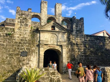Bir Cebu city, Filipinler - 29 Eylül, 2018: Cebu city, Filipinler Fort San Pedro'da. Kalenin ana kapısı'nın görünümü. İspanyol koloniciler ve sosyal tarihi kültürel miras.